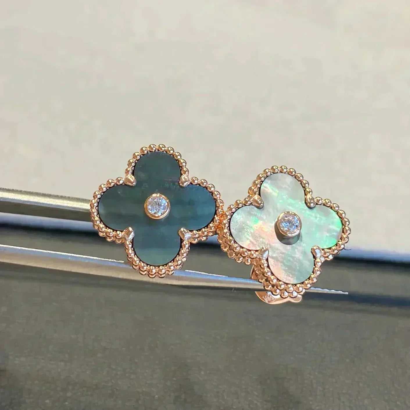 [Lunabriance]CLOVER MEDIUM 1 MOTIFS GRAY MOP  DIAMOND EARRINGS